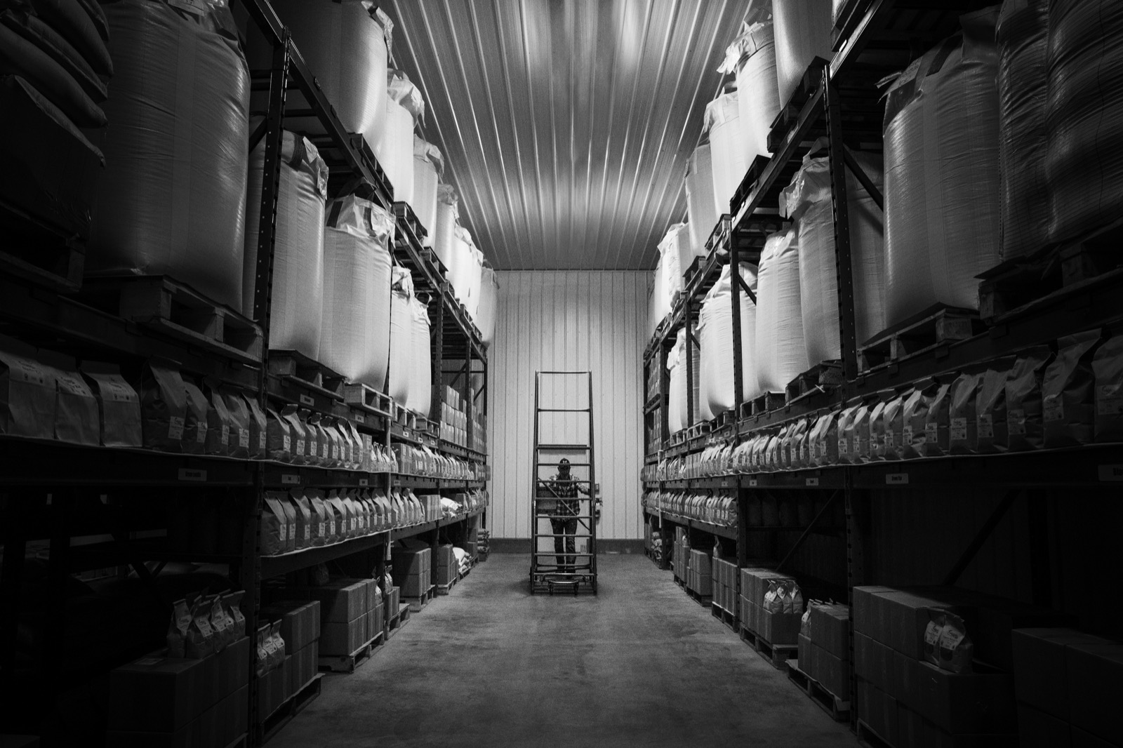Entrepôt de matières premières, big-bags sur racks industriels